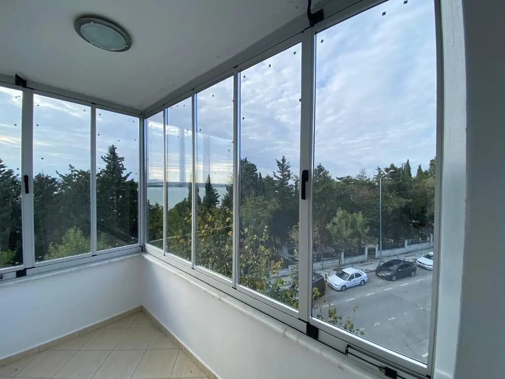 Beylikdüzü cam balkon örneği - modern katlanır cam balkon sistemi